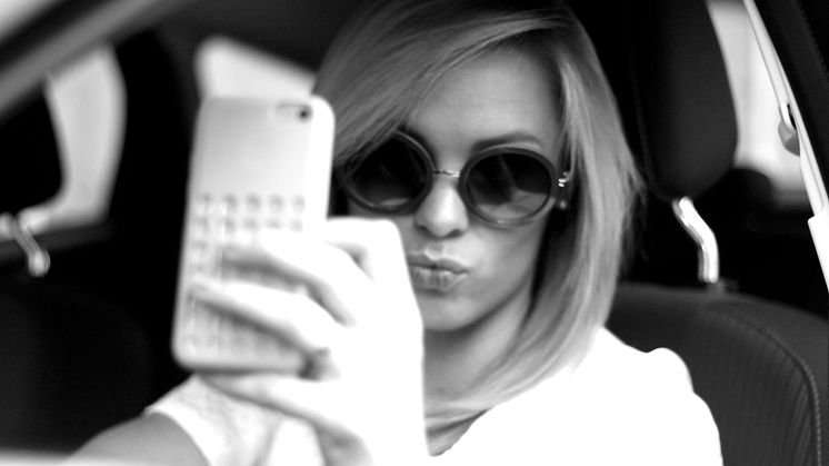 Joka 4. nuori ottanut selfien auton ratissa