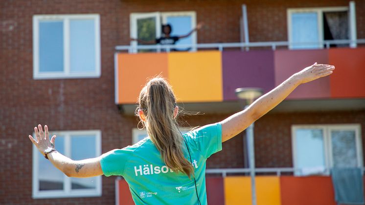 Hälsotekets instruktör leder balkongträningen på Tellusgatan i Bergsjön