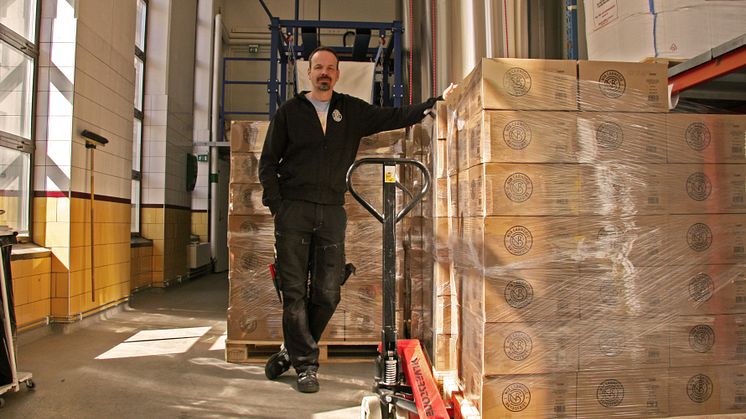 Bryggmästare Anders Wendler med slutprodukten, redo att skeppas ut till kunderna.