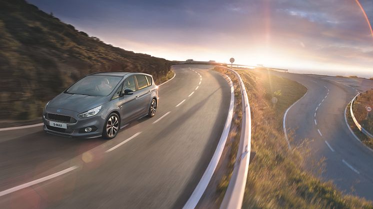 Stilrena och rymliga Ford S-MAX erbjuds nu som ST-Line Stealth Edition.