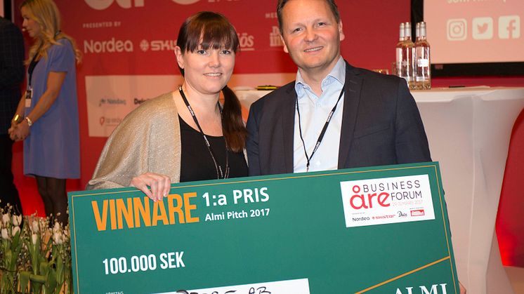Lina Ohlsson vd för Hiloprobe mottager priset på 100 000 kronor från Almi Invests vd Mikael Karlsson.