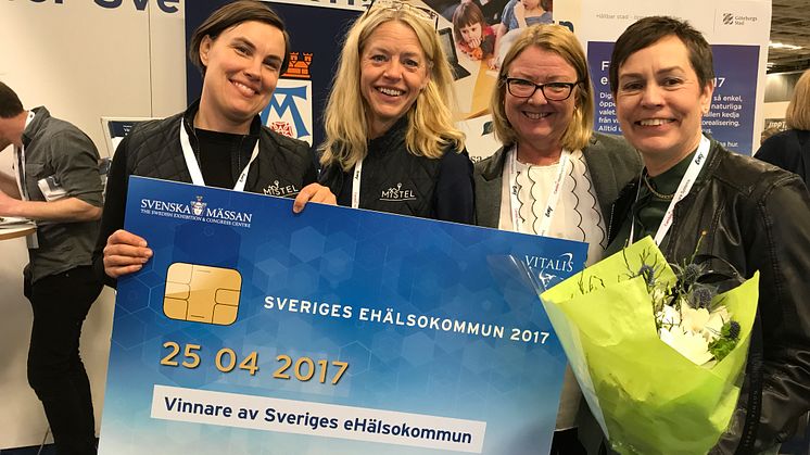 Västerås stad tog idag emot priset Sveriges eHälsokommun 2017. Från vänster: Elisabeth Kjellin, projektledare, Karin Hedberg, projektledare, Anne Almqvist, digitaliseringsstrateg och Ann Östling, strateg – alla från Sociala nämndernas förvaltning.