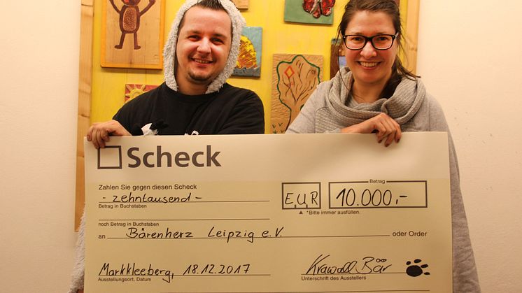 André Karsupke und Ulrike Herkner präsentieren stolz den Spendenscheck im Kinderhospiz Bärenherz