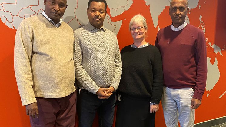Dr Teshome Tola, Dr Ambissa Boru Kenea och Dr Abdulaziz Hussein Mamie tillsammans med professor Kerstin von Brömssen.