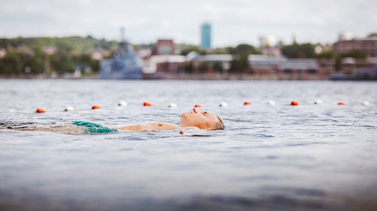 Die Teilnehmer*innen werden durch die Ostsee vorbei an den Leuchttürmen in die innere Kieler Förde schwimmen.