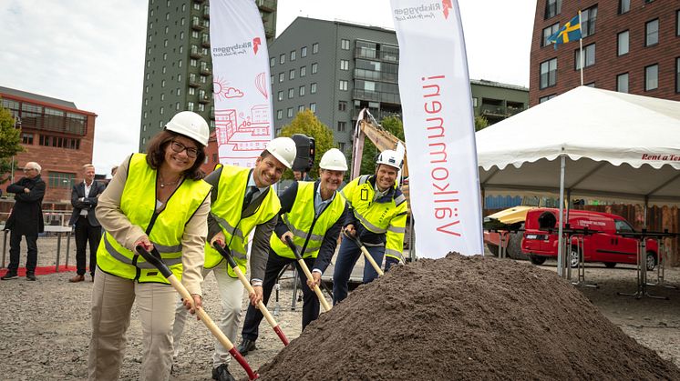 Ulrika Nyström, regionchef Riksbyggen, Hampus Magnusson, kommunalråd, Mårten Lilja, vice vd Riksbyggen och Markus Brink, vd Brixly.