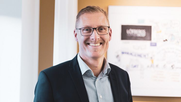 Lars Appelqvist är vd på Löfbergs. I år har han tagit emot ett nyinstiftat jämställdhetspris och utsetts till Årets Superkommunikatör inom näringslivet.