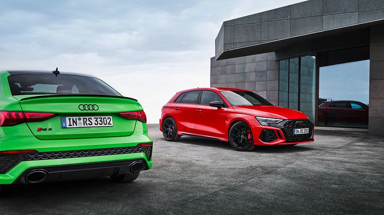 Audi RS 3 Limousine (Kyalamigrøn) og RS 3 Sportback (Tangorød)