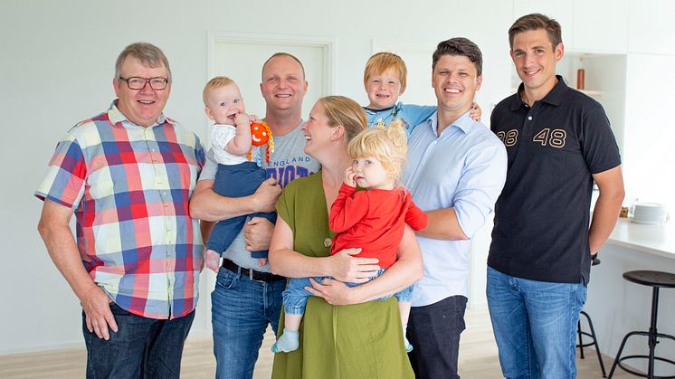 Kund sammen med sin familie og de 3 frivillige førstehjælpere, der reddede ham. 