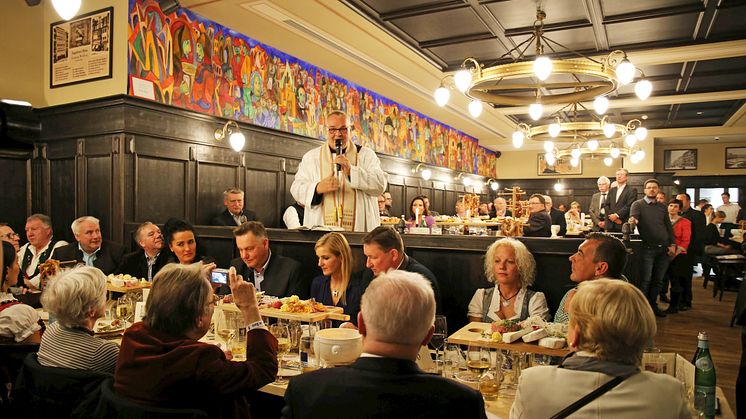 Pfarrer Scheele segnete das neue Augustiner am Markt zur Eröffnung