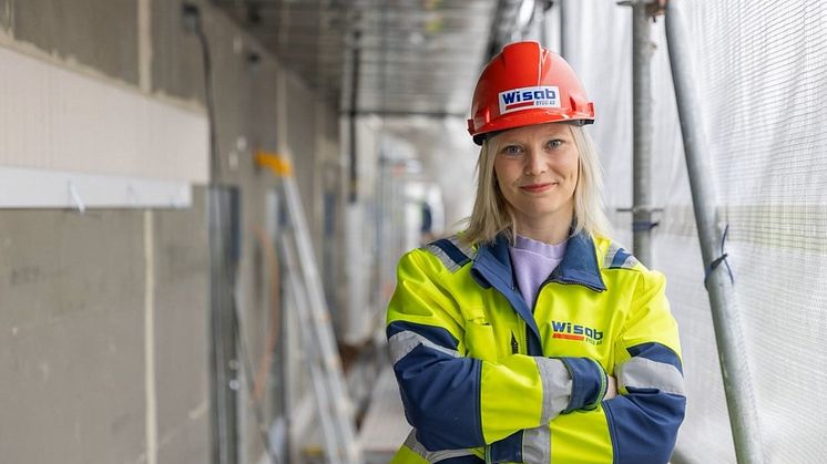 Alice Olsson, plattsättare på Karlströms golv på Gotland, är Årets Byggkvinna 2024. 