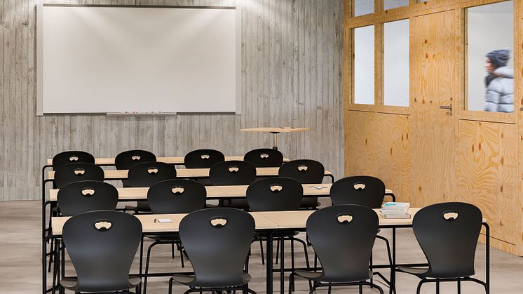 Elevstolen Karoline är en formgjuten plaststol där plasten är från 100 % återvunnet material.