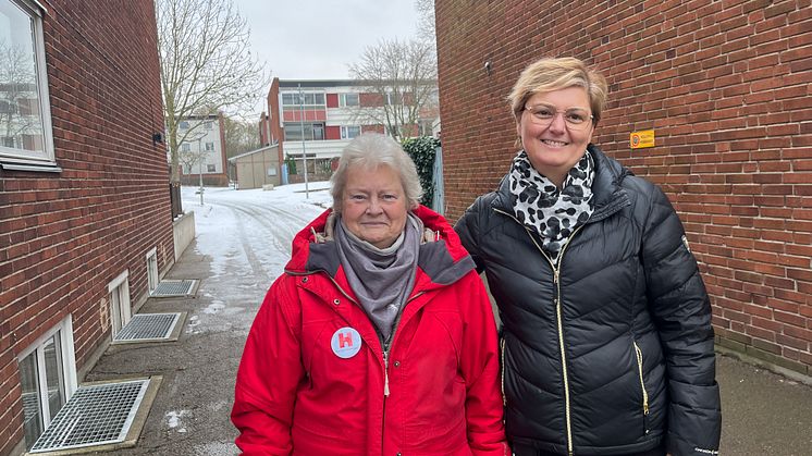 Anci, drottningshögsbo sedan sju år och medlem i Hyresgästföreningen, deltog i trygghetsvandringen. På bilden tillsammans med Emila från Helsingborgshem.
