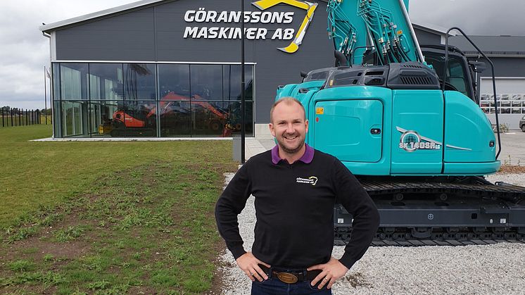 Anders Göransson framför nya Koblecomaskiner och nytt huvudkontor och maskinhall
