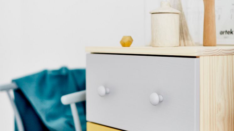 Anza målar om en IKEA byrå