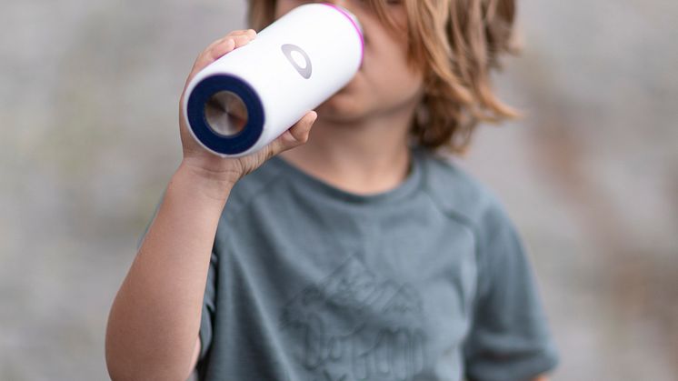 Encouraging children to drink from re-useable stainless steel bottles helps end the need for single-use plastic bottles, most of which end up as microplastics in our oceans (Photo Credit: Trygg)