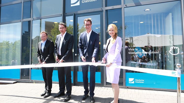 Neue Büroräume für Deutsche Glasfaser (v.l): Dr. Kai Zwicker, Landrat des Kreises Borken, Uwe Nickl, CEO von Deutsche Glasfaser,  Hendrik Wüst, Verkehrsminister des Landes NRW, Mechtild Schulze Hessing, Bürgermeisterin der Stadt Borken. (DG)