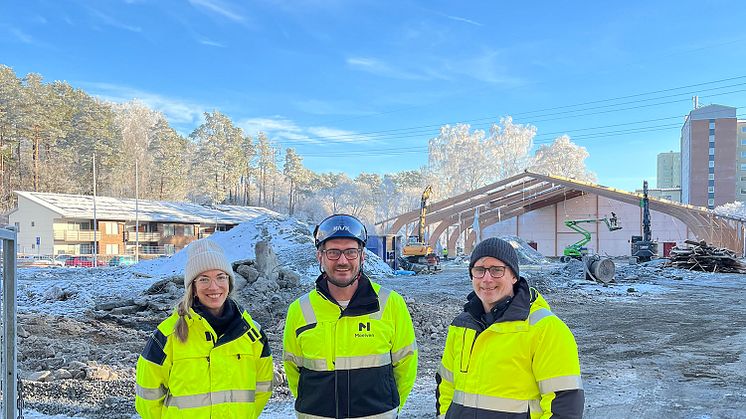 Anna Wetterberg, projektledare Framtiden Byggutveckling, Johan Åhlén, VD Moelven Töreboda AB och Magnus Elsilä, projektledare på idrotts- och föreningsförvaltningen.
