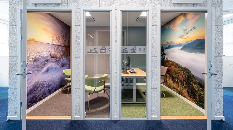 På kontoret skapar färgskalorna luft, vatten och jord en fin harmoni samtidigt som de representerar IVL:s verksamhet. Viktiga material har valts ut med omsorg av företagets egna miljöforskare. Fotograf: Jason Strong