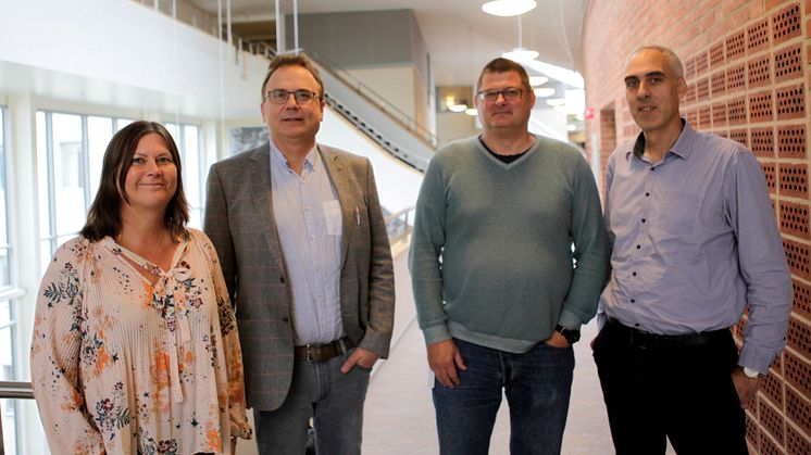 Maria Derner (kommunikationschef), Martin Hellström (rektor) tillsammans med forskarna Tobias Arvemo och Andreas de Blanche. 