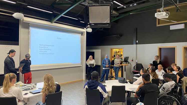 Studenter på Högskolan i Halmstad presenterar sina idéer under ett seminarium på Medialabbet