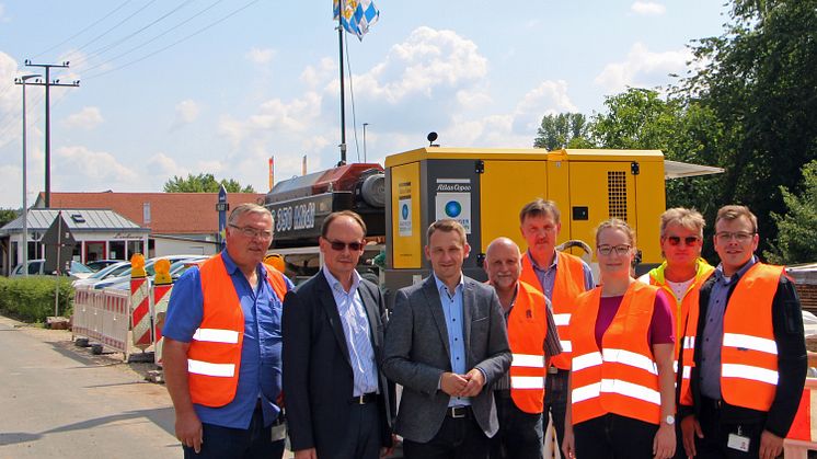 Startpunkt der ersten Spülbohrung für das neue Mittelspannungskabel in Burgebrach. Bürgermeister Johannes Maciejonczyk (3.v.l.) macht sich mit Bayernwerk-Mitarbeitern und Partnern ein Bild vor Ort. 