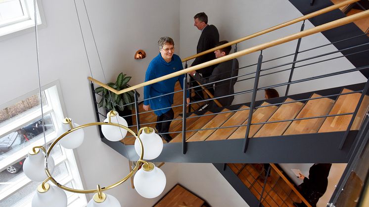 Borgmesteren på vej op ad trappen i virksomheden Forenede Service 