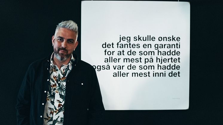 Trygve Skaugs "Følg med nå" inneholder 100 dikt som berører temaer som sex, angst, ensomhet, usikkerhet og utenforskap. Mange av diktene har en humoristisk og underfundig snert som appellerer til et ungt publikum. Foto: Agri Soltanpanah