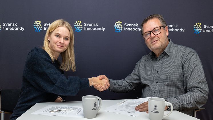Ulrika Sundblad, marknads- och kommunikationsdirektör på OBOS tillsammans med Mikael Ahlerup, generalsekreterare på Svensk Innebandy. 