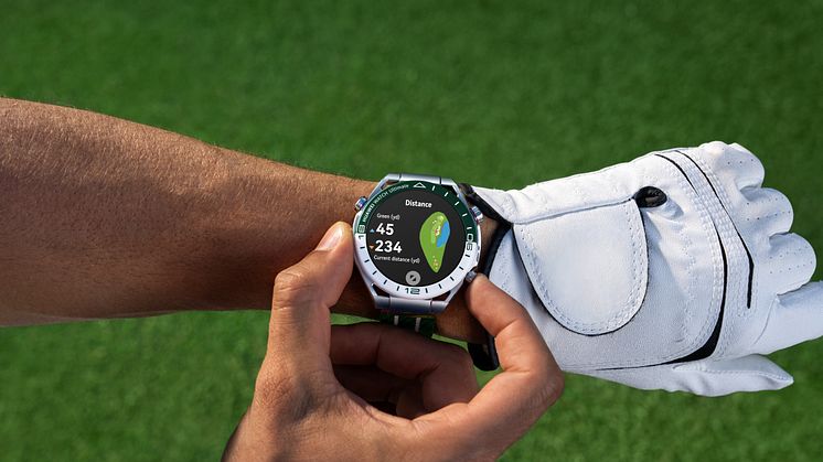 Huawei Watch Ultimate_creative shots_outdoor.jpg