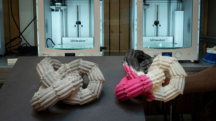 Den slutgiltiga skulpturen till vänster, med en 3D-printad prototyp till höger. Foto: Fredrik Sederholm