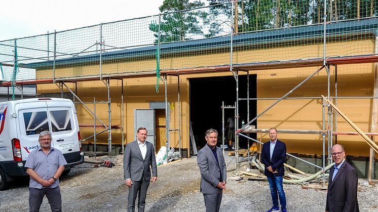 (v. l.): Rolf Schulte, Objektmanager Bau- und Liegenschaftsbe. NRW; Markus Schulz, ESW; Michael Berens, Bürgermeister Hövelhof; Ekhard Schumann, Verwalter Wohnsiedlung; Dr. Andreas Brors, Geschäftsführer ESW.