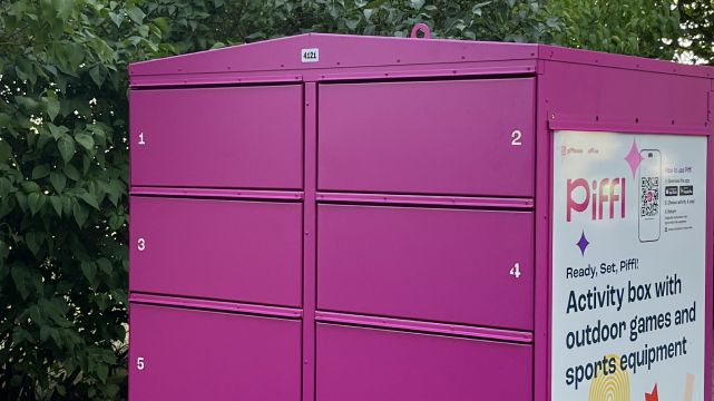Närbild på en rosa Pifflbox i Sorgenfri med synlig information om appen och tillgång till sport- och fritidsutrustning. 