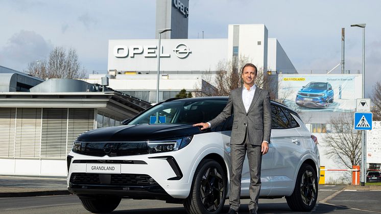 Opel CEO, Florian Huettl, foran den nuværende Grandland GSe og Eisenach fabrikken.