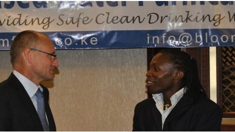 SolarWave AB och Bloomfiels Systems lanserar solenergidrivet vattenreningssystem i Nairobi.