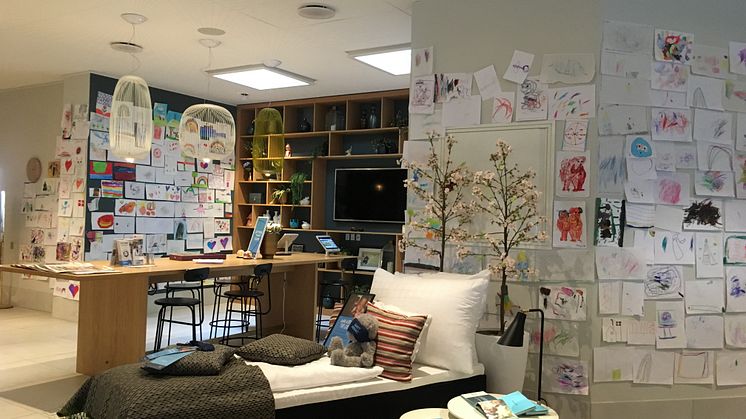 Slik så det ut på Quality Airport Hotel Dan etter at barna hadde vært innom og tegnet. Photo: NCH