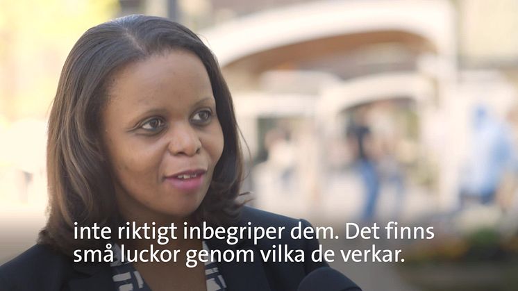 Ny avhandling: Världsbanken och IMF underminerar arbetsrätten. Intervju doktor Mwakagali, svensk text. 