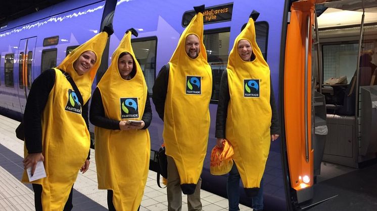 Engagemanget för Fairtrade i landets kommuner är fortsatt starkt. Här gör några bananklädda engagerade i Helsingborg besök på tågperrongen.