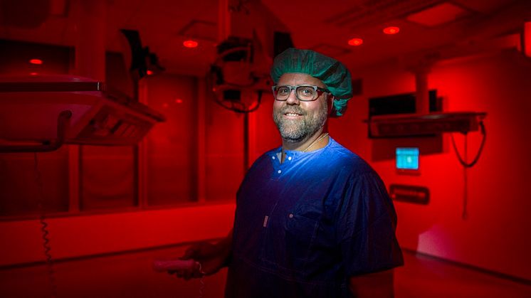 – Vid operationer i ögats bakre del behöver operationssalen vara mörk men med ett svagt rött ljus, berättar Jonas Lübcke, medicinteknisk ingenjör vid S:t Eriks Ögonsjukhus. Foto: Jens Sølvberg