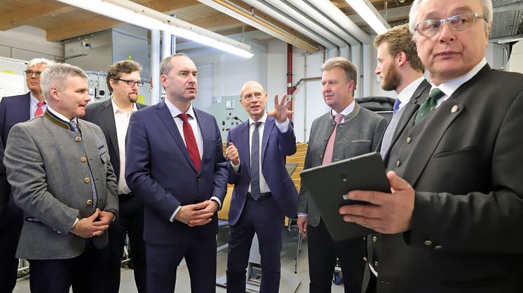 Die Energiezukunft ist dezentral und lokal. Energieminister Hubert Aiwanger (2.v.l.) bei der Präsentation des Altdorfer Flexmarkt mit Dr Egon Westphal (Bayernwerk, M.) und Professor Wolfgang Mauch (FfE, r.).