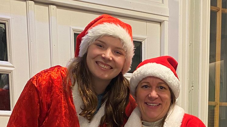 Marie Øvrum og Kaja Taasen på nissefest