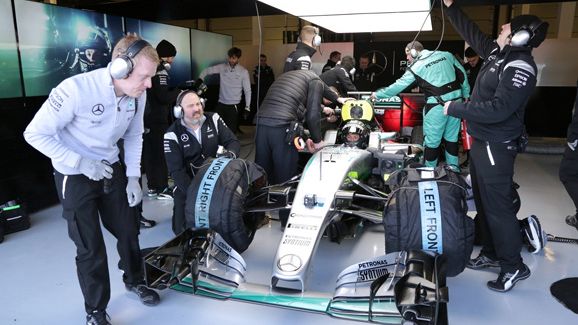Behaglig och tyst arbetsmiljö i MERCEDES AMG PETRONAS lackeringsverkstad