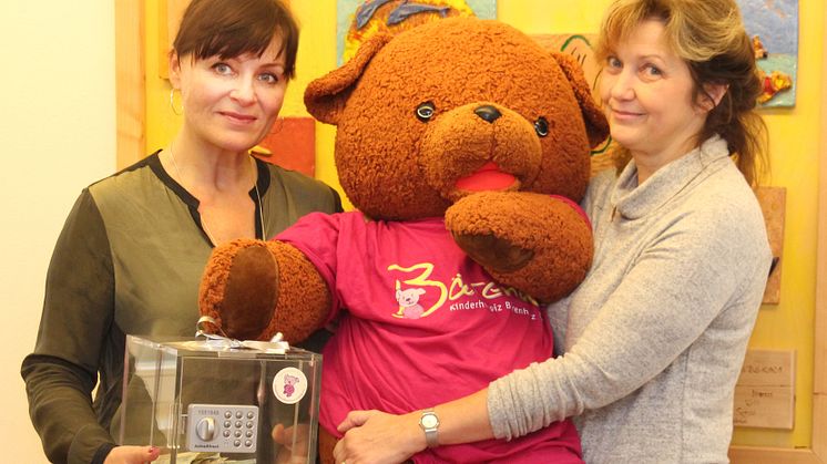 Mona Meister vom Kinderhospiz Bärenherz nahm die Spende von Tatjana Thurow entgegen