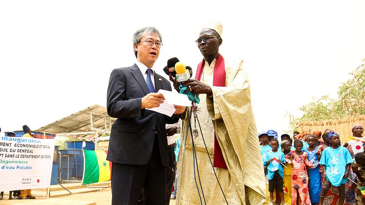 Handover Ceremony (Senegal) for the Yamaha Clean Water Supply System　(left; Ambassador Extraordinary and Plenipotentiary of Japan in Senegal, ARAI Tatsuo)