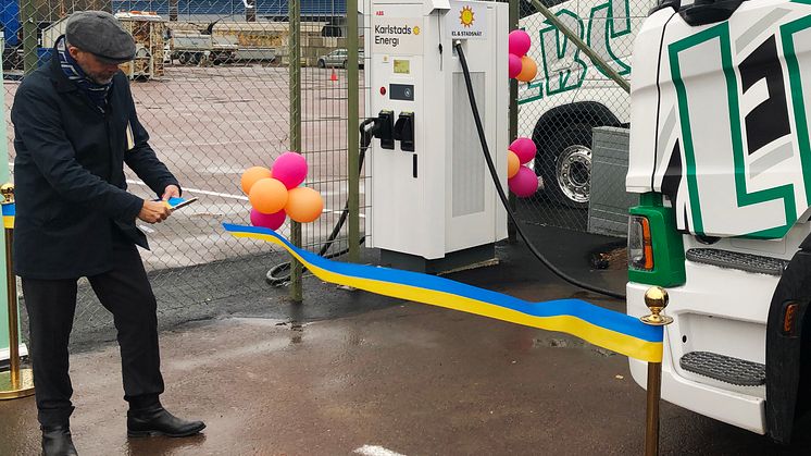 Landshövding Georg Andrén inviger den nya snabbladdaren som Karlstads Energi varit med och installerat.