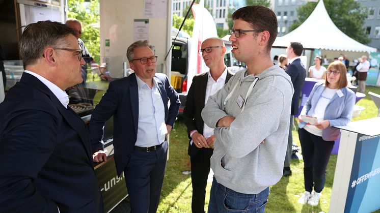 Erkannten sich gleich wieder und grüßten einander vertraut: Hephata-Klient Tobias Berg und Ministerpräsident Boris Rhein. Mit dabei: Die Hephata-Vorstände Dr. Michael Gerhard und Maik Dietrich-Gibhardt sowie Dagmar Krauße von "Offen für Vielfalt". 