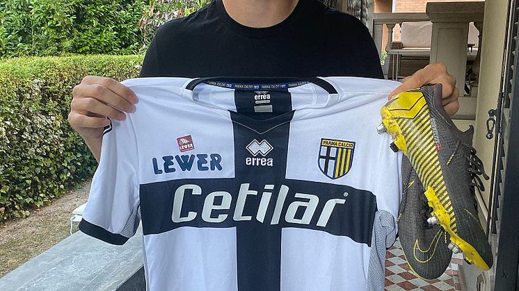 Andreas Cornelius: Signeret og kampbåren "hattrick" Parma-trøje.