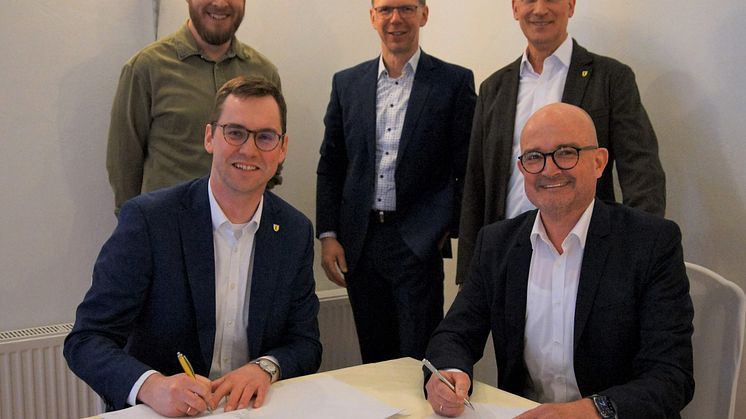Matthias Kalkreuter, Bürgermeister der Stadt Lage (vorne links) und Andreas Speith, Geschäftsführer Westfalen Weser (vorne rechts) unterzeichnen den Vertrag über die kommunale Wärmeplanung. In der hinteren Reihe (v. l. n. r.): Timoteus Peters, Klimas