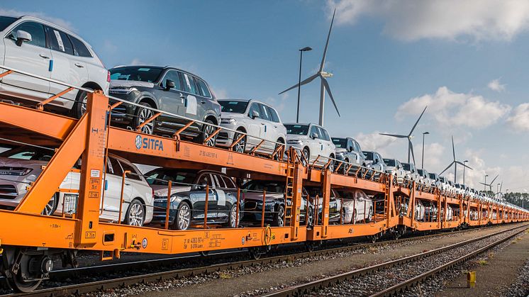 Markant reduktion af emissioner i Volvo Cars’ logistiknetværk via skifte fra lastbiler til tog