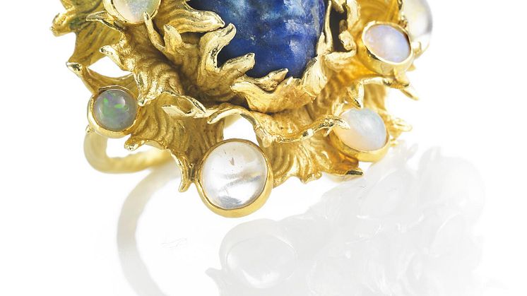 Arje Griegst- Lapis lazuli- og opal ring af 20 kt. guld prydet med udskåret lapis lazuli i form af ansigt omkranset af cabochonslebne opaler og månesten